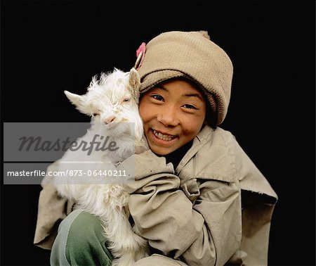 Portrait de garçon avec la chèvre Ladakh, Inde