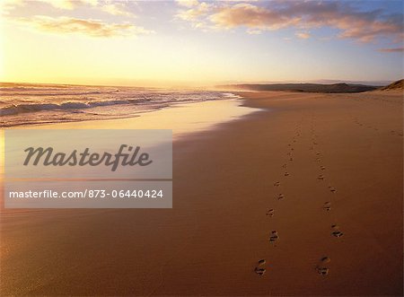 Empreintes de pas sur la plage au coucher du soleil Sedgefield, Western Cape Afrique du Sud