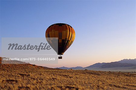 Ballon à Air chaud au crépuscule du Naukluft en Namibie Afrique