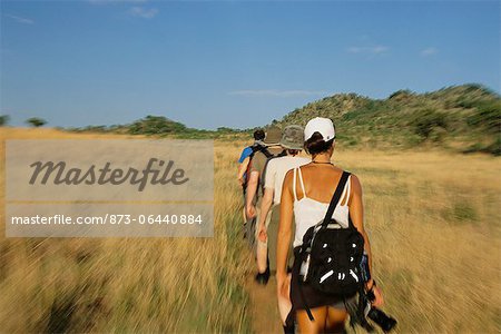 Randonneurs marchant dans l'herbe, la Province du Nord-Ouest, en Afrique du Sud