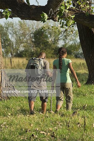Couple marchant en plein air