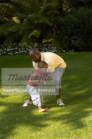 Père et fils, jouer en plein air