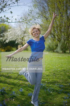 Femme mature fait la séance d'entraînement