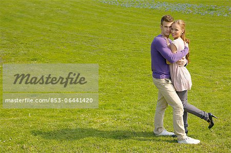 Jeune couple embracing