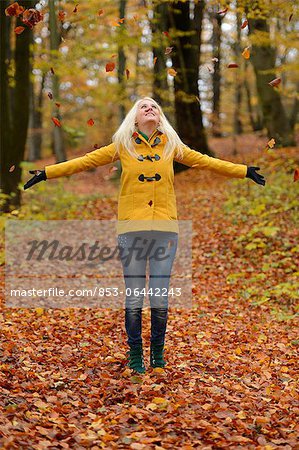 Heureuse jeune blonde en forêt