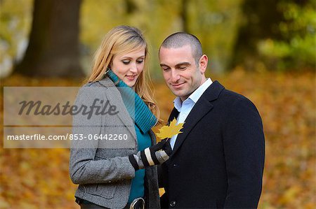 Couple heureux dans le paysage d'automne