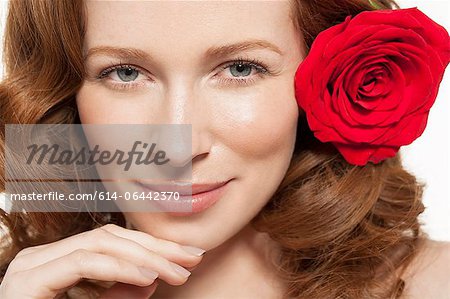 Femme avec une rose rouge dans les cheveux Femme avec une rose rouge dans les cheveux