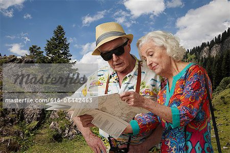 Couple Senior touristique en regardant la carte