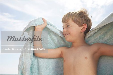 Garçon en plein air avec une serviette