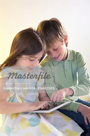 Fille et garçon à l'aide de la tablette numérique