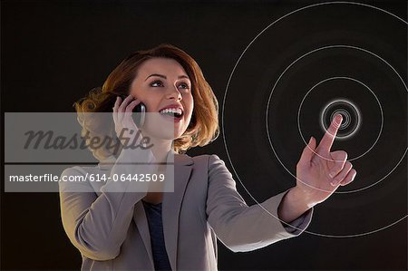 Jeune femme sur téléphone portable et de toucher le cercle virtuel