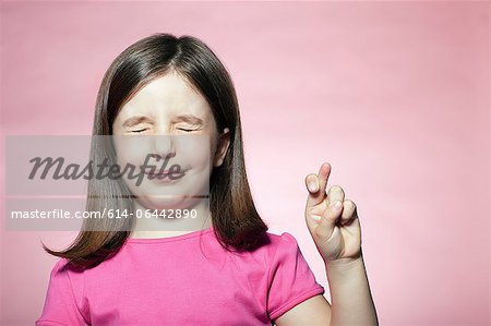 Fille avec les doigts croisés