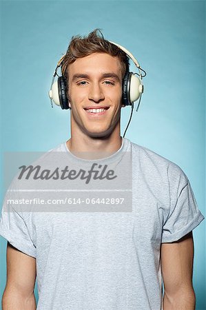 Homme portant des écouteurs