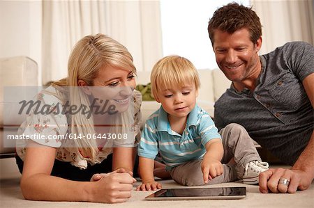 Vater, Mutter und Sohn mit digitalen tablet