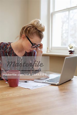 Junge Frau mit Brille, mit laptop