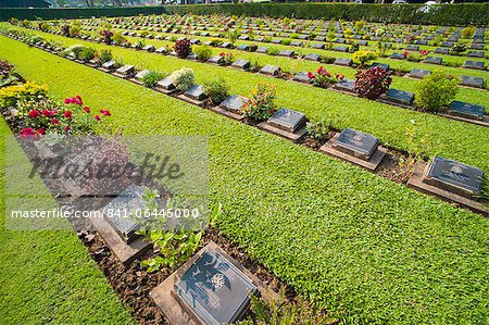 Lignes de centaines de tombes au cimetière de guerre de Kanchanaburi, Thaïlande, Asie du sud-est, Asie