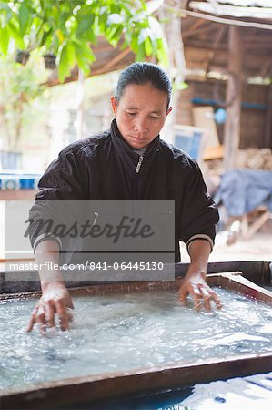 Femme, fabrication de papier à la main à Luang Prabang, Laos, Indochine, Asie du sud-est, Asie
