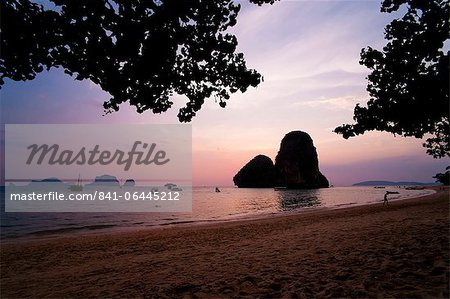 Coloré coucher de soleil tropical violet à Ao Phra Nang Beach, Railay (Rai Leh), sud de la Thaïlande, l'Asie du sud-est, Asie