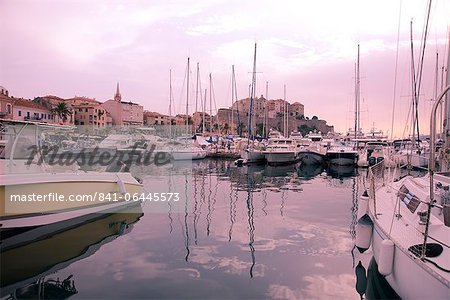 Yachten im Hafen unterhalb der Zitadelle in der Stadt von Calvi in der Region Haute-Balagne Korsika, Mittelmeer, Europa