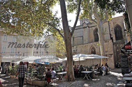 Street cafes in the old city of Avignon, Vaucluse, Provence, France, Europe