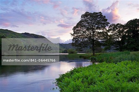Coucher du soleil, l'eau de Rydal, Parc National de Lake District, Cumbria, Angleterre, Royaume-Uni, Europe