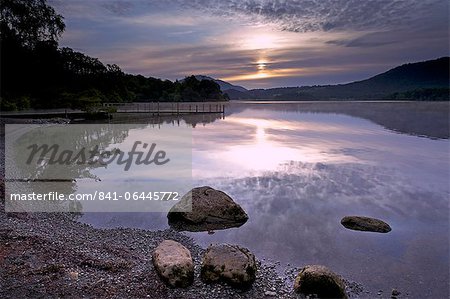 Lever du soleil, l'eau Derwent, Parc National de Lake District, Cumbria, Angleterre, Royaume-Uni, Europe