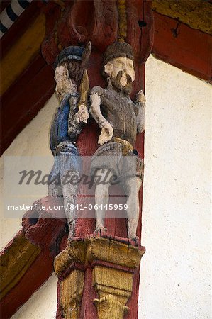 Détail des sculptures en bois sur le manoir de Keratry, datant du XVIe siècle, la vieille ville, Dinan, Bretagne, côtes d'Armor, France, Europe