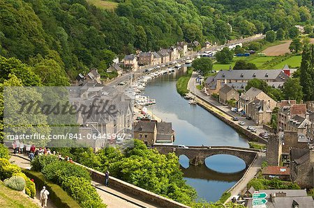 Bateaux et maisons le long des rives de la Rance, avec les vieilles pierres pont, Dinan, côtes d'Armor, Bretagne, France, Europe