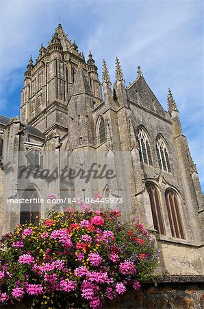 St. Peter-Kirche aus dem 15. Jahrhundert. mit Blumen, Coutances, Cotentin, Normandie, Frankreich, Europa