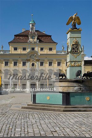 Les bâtiments de palais cour intérieure et de la fontaine à la Residenzschloss Baroque du XVIIIe siècle, inspiré par le Palais de Versailles, Ludwigsburg, Bade Wurtemberg, Allemagne, Europe