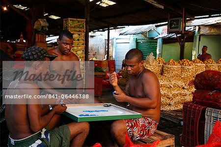 Marché hommes jouant aux dominos à Sao Joaquim, Salvador, Bahia, au Brésil, en Amérique du Sud