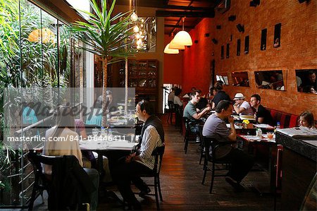 Leute sitzen im Oscar-Cafe auf der Rua Oscar Freire in den Jardins Gegend, Sao Paulo, Brasilien, Südamerika