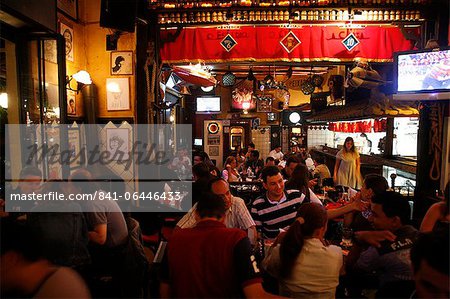 Personnes dans un restaurant dans la région de Vila Madalena, connu pour ses bars, restaurants et vie nocturne, Sao Paulo, Brésil, Amérique du Sud