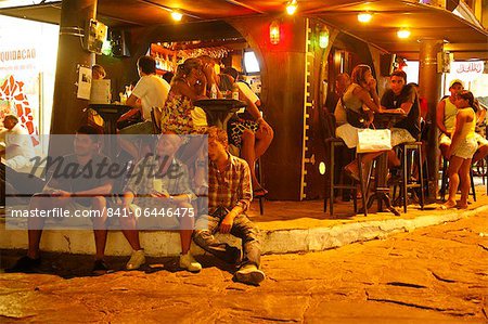 Gens dans un bar sur la Rua Das Pedras, Buzios, Rio de Janeiro État, Brésil, Amérique du Sud