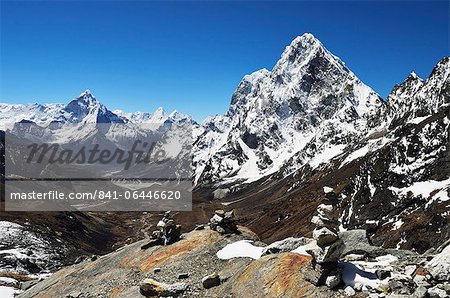 View of Ama Dablam and Chola Khola from Cho La Pass, Sagarmatha National Park, UNESCO World Heritage Site, Solukhumbu District, Sagarmatha, Eastern Region (Purwanchal), Nepal, Himalayas, Asia