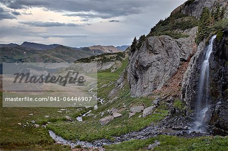 Chute d'eau dans un bassin alpin, San Juan National Forest, Colorado, États-Unis d'Amérique, Amérique du Nord