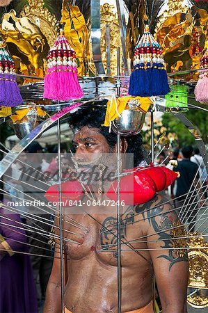 Un dévot hindou transportant sanctuaire portatif pendant Thaipusam à Singapour, l'Asie du sud-est, Asie