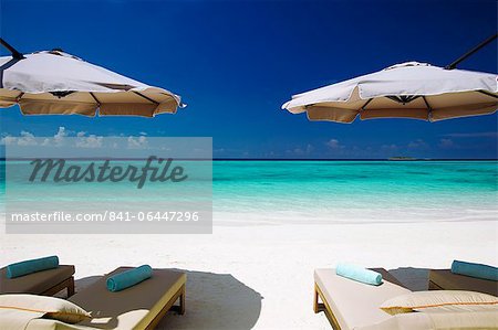 Chaises longues et plage tropicale, Maldives, océan Indien, Asie