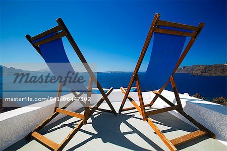 Liegestühle auf der Terrasse mit Blick auf Meer, Santorini, Kykladen, griechische Inseln, Griechenland, Europa