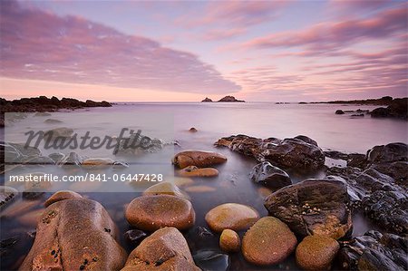 Die Brisons am Horizont von den Ufern des Priester-Cove, Cape Cornwall, Cornwall, England, Vereinigtes Königreich, Europa