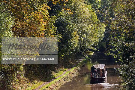 Péniche croisière sur Monmouthshire et Brecon Canal, Glangrwyney, Parc National de Brecon Beacons, Powys, pays de Galles, Royaume-Uni, Europe Péniche croisière sur Monmouthshire et Brecon Canal, Glangrwyney, Parc National de Brecon Beacons, Powys, pays de Galles, Royaume-Uni, Europe