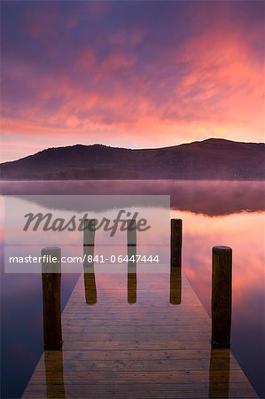 Lever du soleil automne flamboyant sur Derwent Water de Hawes fin jetée, Parc National de Lake District, Cumbria, Angleterre, Royaume-Uni, Europe