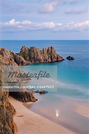 Plage de Pednvounder et Logan Rock depuis les falaises près de Treen, Porthcurno, Cornwall, Angleterre, Royaume-Uni, Europe