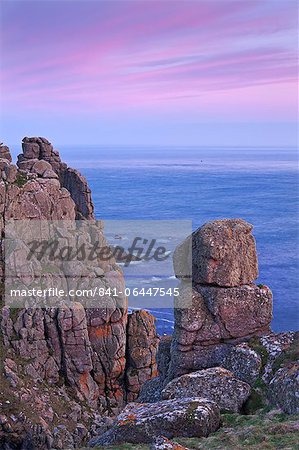 Ragt der Granitfelsen an Gwennap Head in der Nähe von Land's End, Cornwall, England, Vereinigtes Königreich, Europa