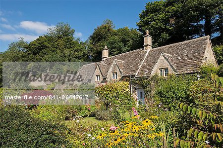 Hübsche Ferienhäuser und Gärten, im malerischen Cotswolds Dorf Bibury, Gloucestershire, England, Vereinigtes Königreich, Europa