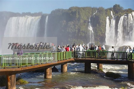 Touristes en promenade aux chutes d'Iguaçu, Parc National Iguaçu, patrimoine mondial de l'UNESCO, Parana, Brésil, Amérique du Sud