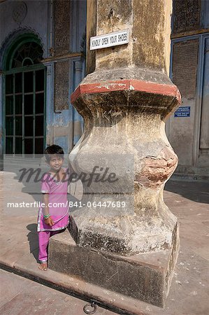 Junges Mädchen außerhalb der Moschee in der Hugli Imambara, am Westufer des Hugli River, West Bengal, Indien, Asien