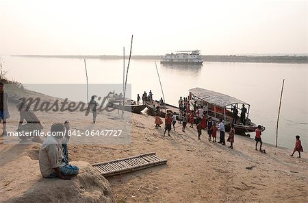Aktivitäten rund um die Ankunft der Fähre am Ufer des Flusses Hugli (Hooghly River), ländlichen West Bengal, Indien, Asien