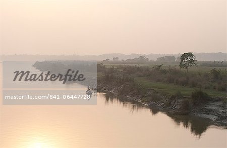 Tôt le matin la lumière au lever du soleil sur la rivière Hugli (rivière Hooghly), rural West Bengal, Inde, Asie