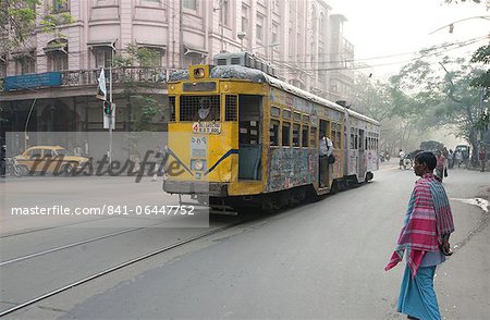 Kolkata Verkehr einschließlich Straße, Straßenbahn und Taxi in den frühen Morgenstunden, Kolkata (Kalkutta), West Bengal, Indien, Asien